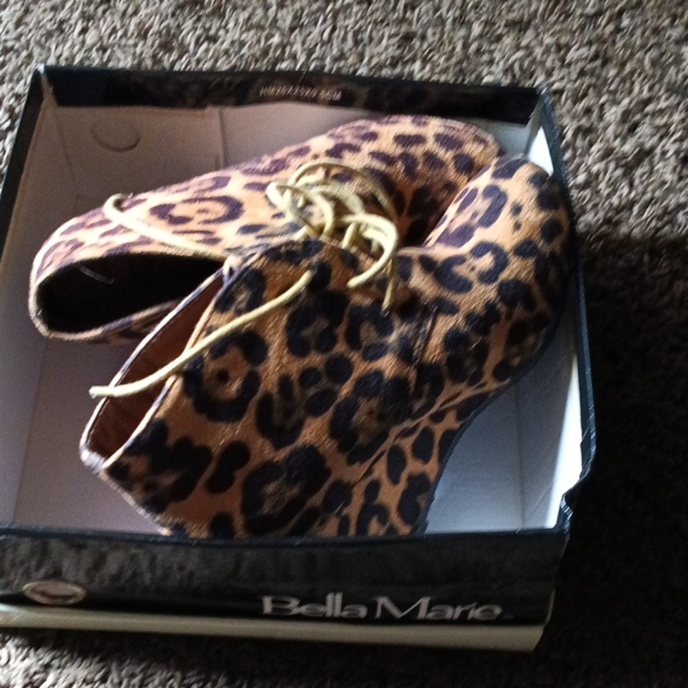 Bella Marie Leopard Print Lace-Up Shoes